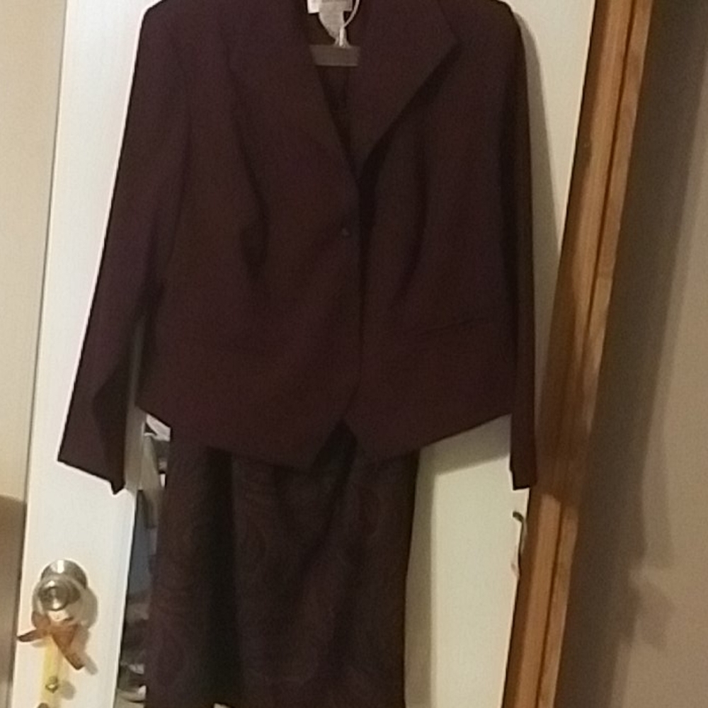 Skirt suit